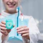 چرا باید نخ دندان استفاده کنیم؟ (+ راهنمای نحوه استفاده از نخ دندان)